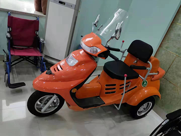 机动轮椅车
